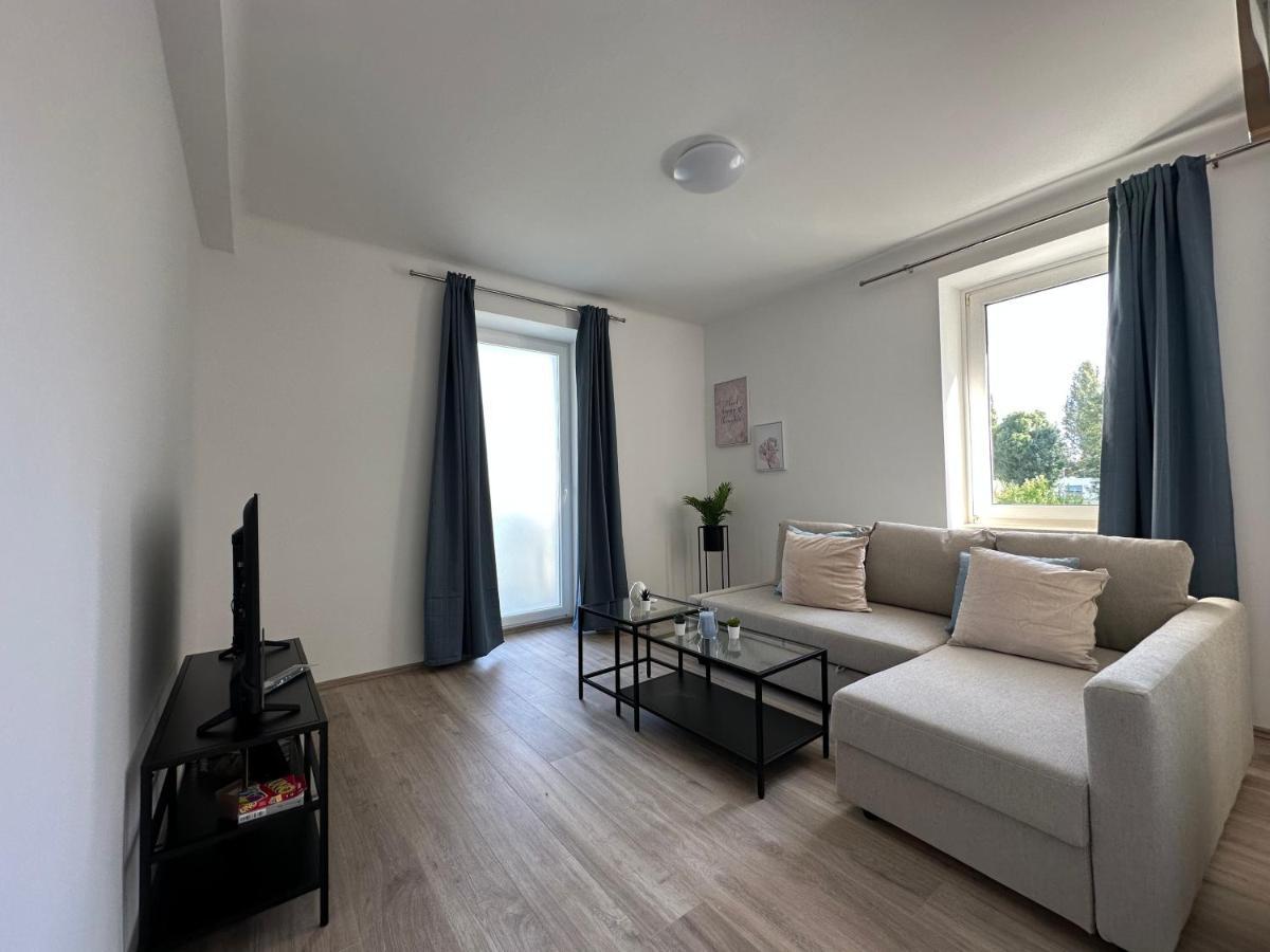 Feelhome-golfclub-balkon-4 Gaeste-wifi-smart Tv Ebreichsdorf